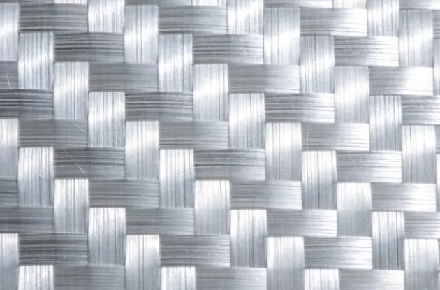 Milleks kasutatakse klaaskiust südamikumatti võileivapaneelides?